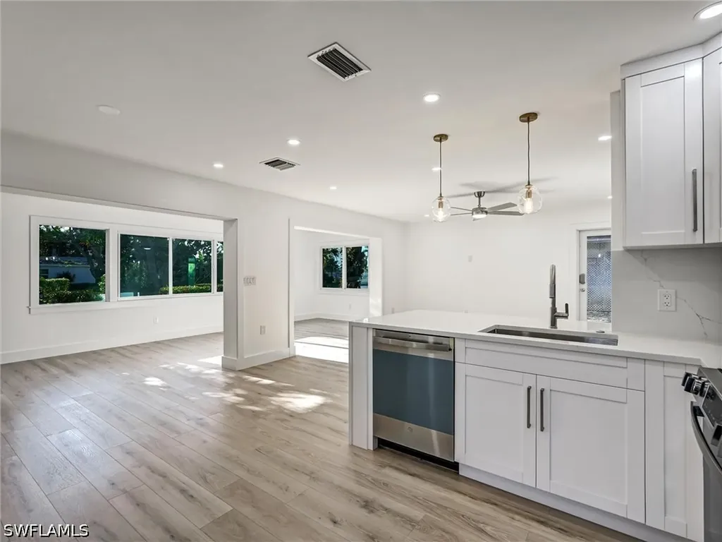16 Kings Road Naples FL 34112