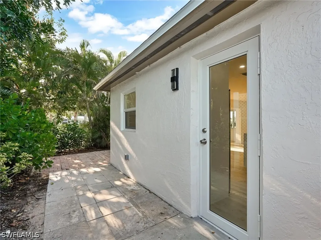 16 Kings Road Naples FL 34112