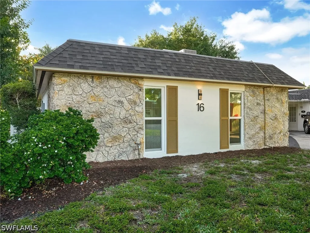 16 Kings Road Naples FL 34112