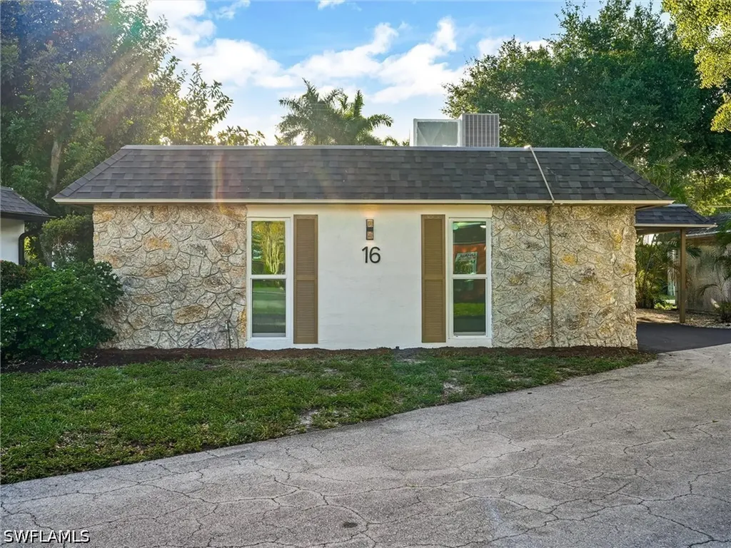 16 Kings Road Naples FL 34112