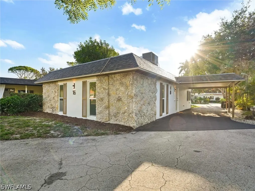 16 Kings Road Naples FL 34112