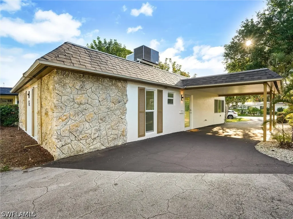 16 Kings Road Naples FL 34112