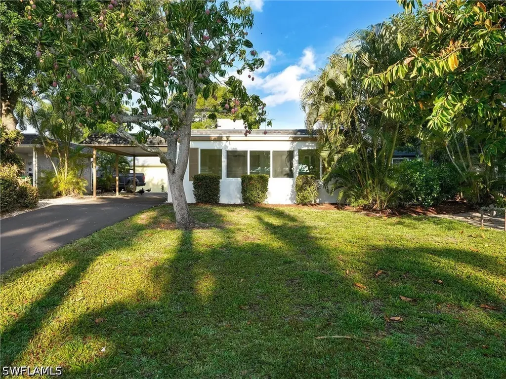 16 Kings Road Naples FL 34112