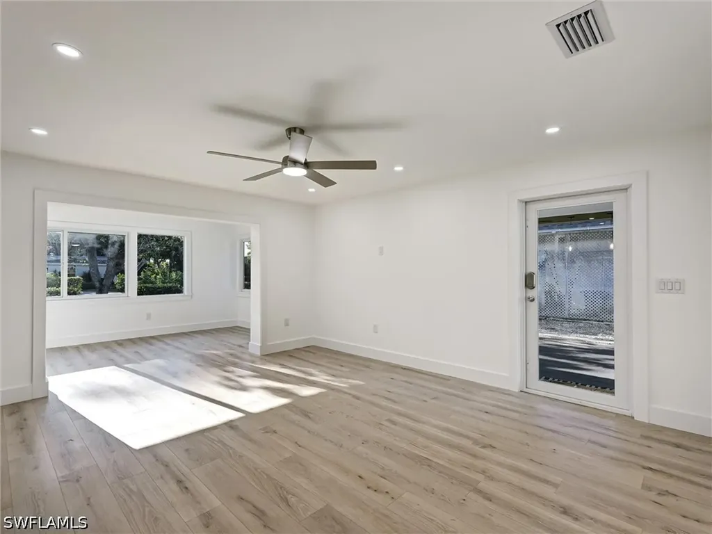 16 Kings Road Naples FL 34112