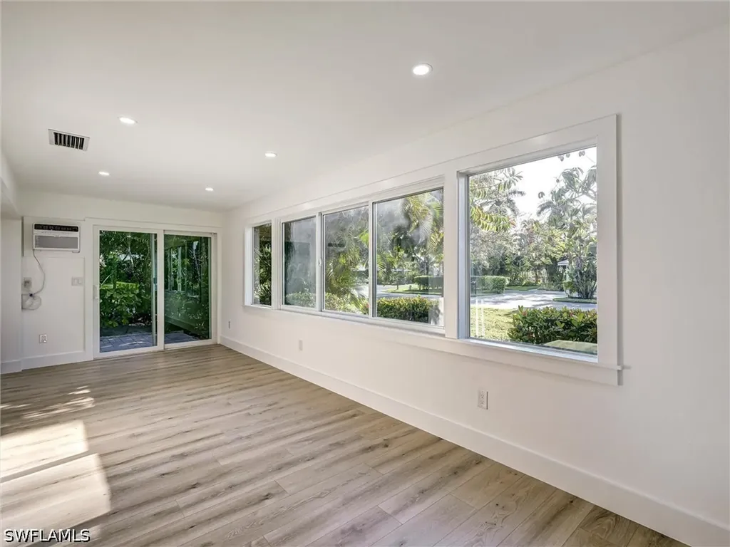 16 Kings Road Naples FL 34112