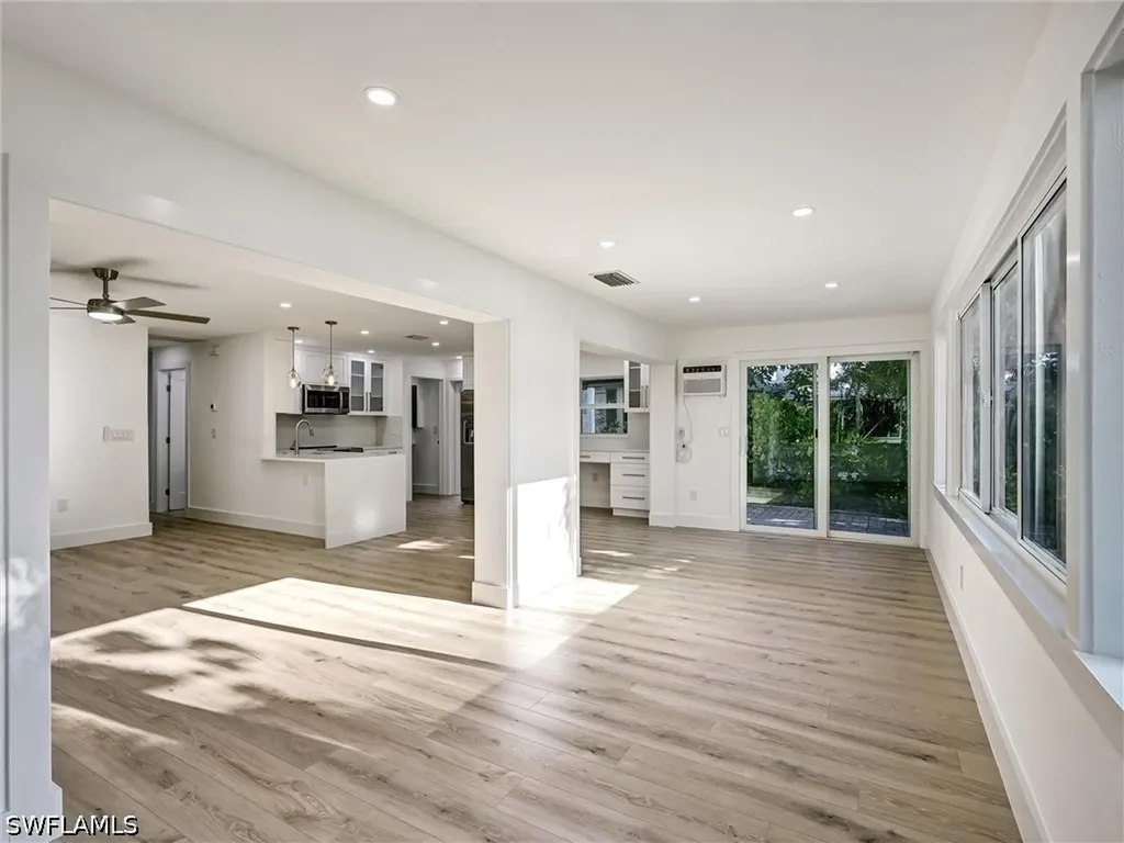 16 Kings Road Naples FL 34112