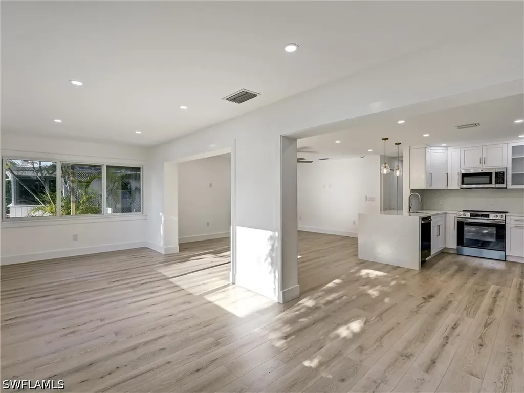 16 Kings Road Naples FL 34112