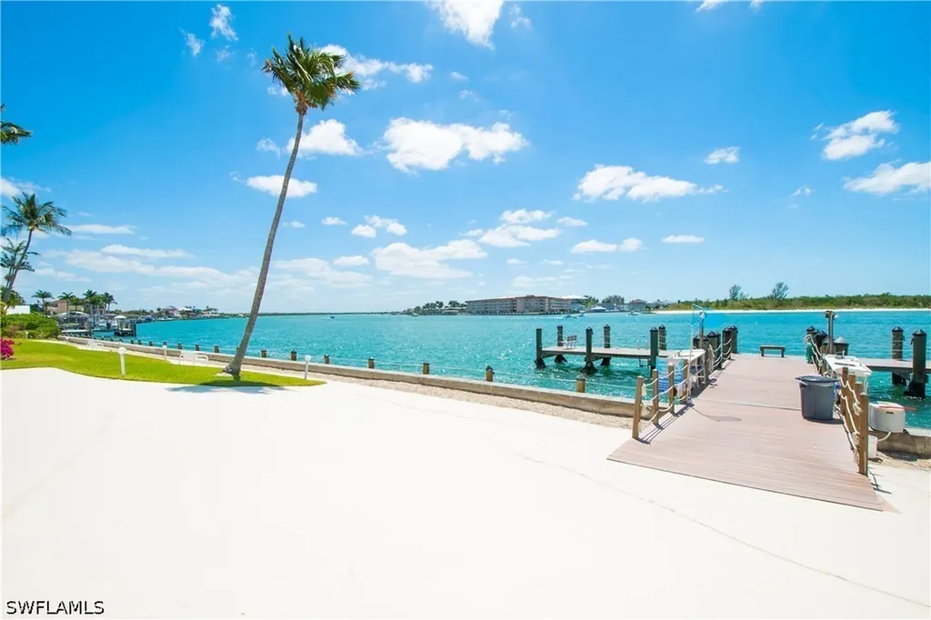 60 Pelican Street W Naples FL 34113
