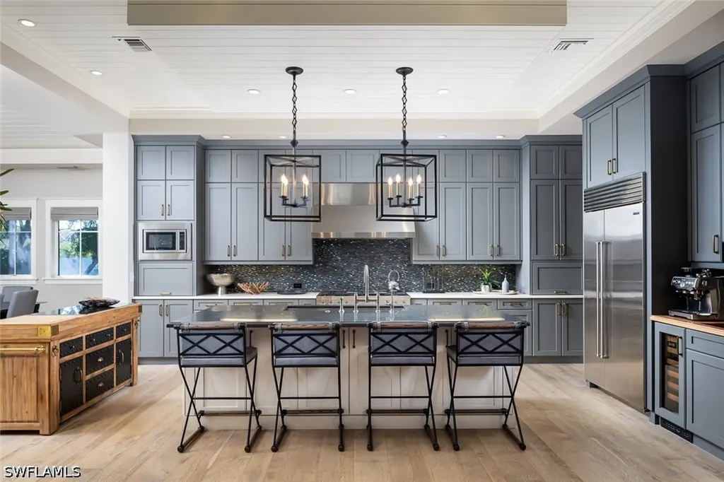 3170 Crayton Road Naples FL 34103