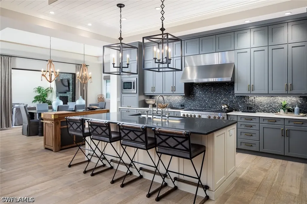 3170 Crayton Road Naples FL 34103