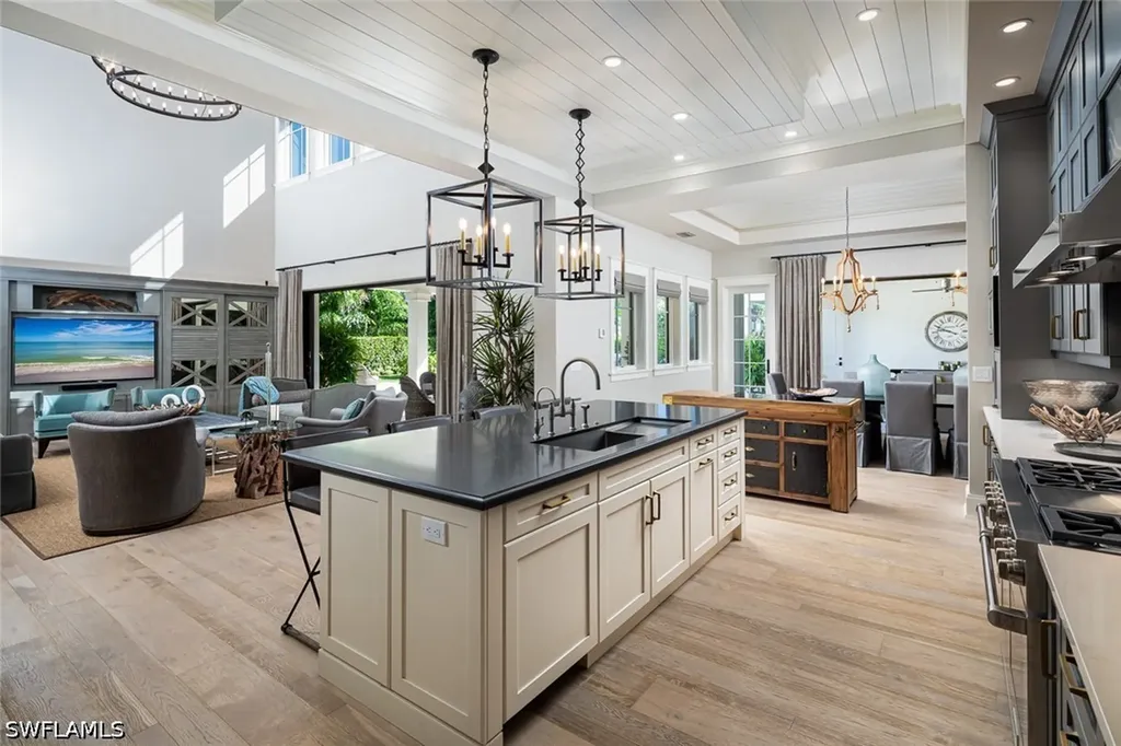3170 Crayton Road Naples FL 34103