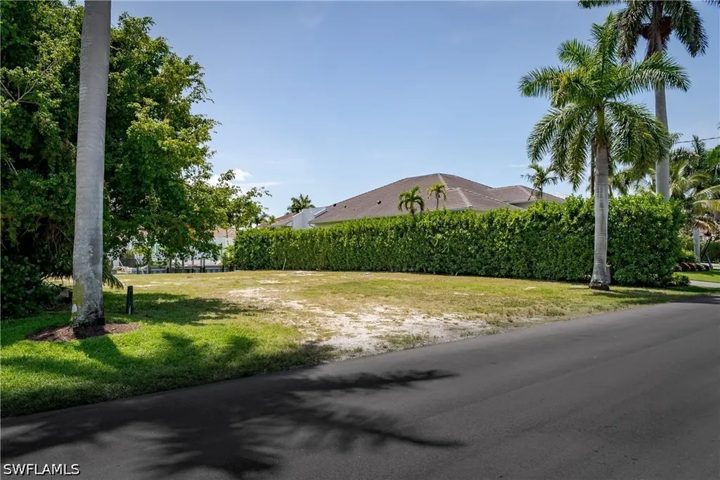 2165 Tarpon Road Naples FL 34102