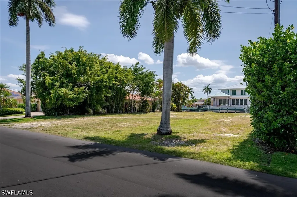2165 Tarpon Road Naples FL 34102