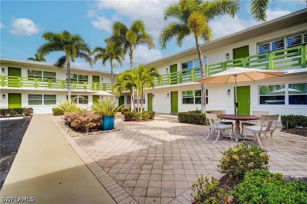 975 9th Avenue S Naples FL 34102