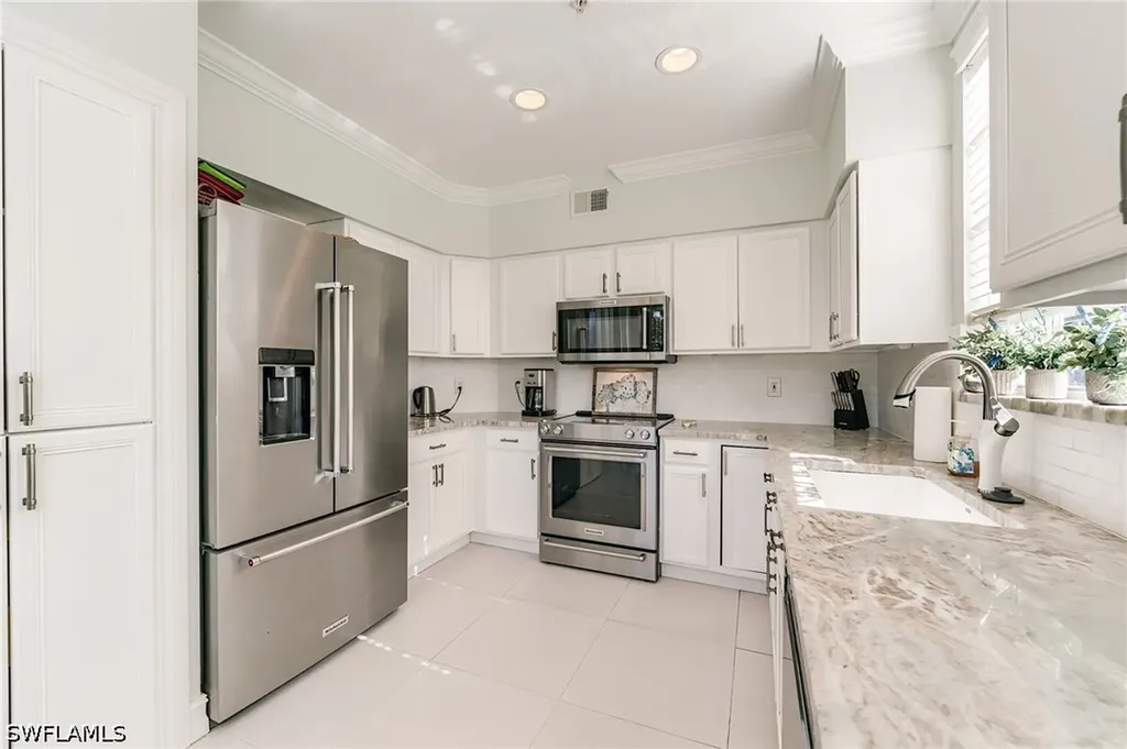 2070 Aberdeen Lane Naples FL 34109