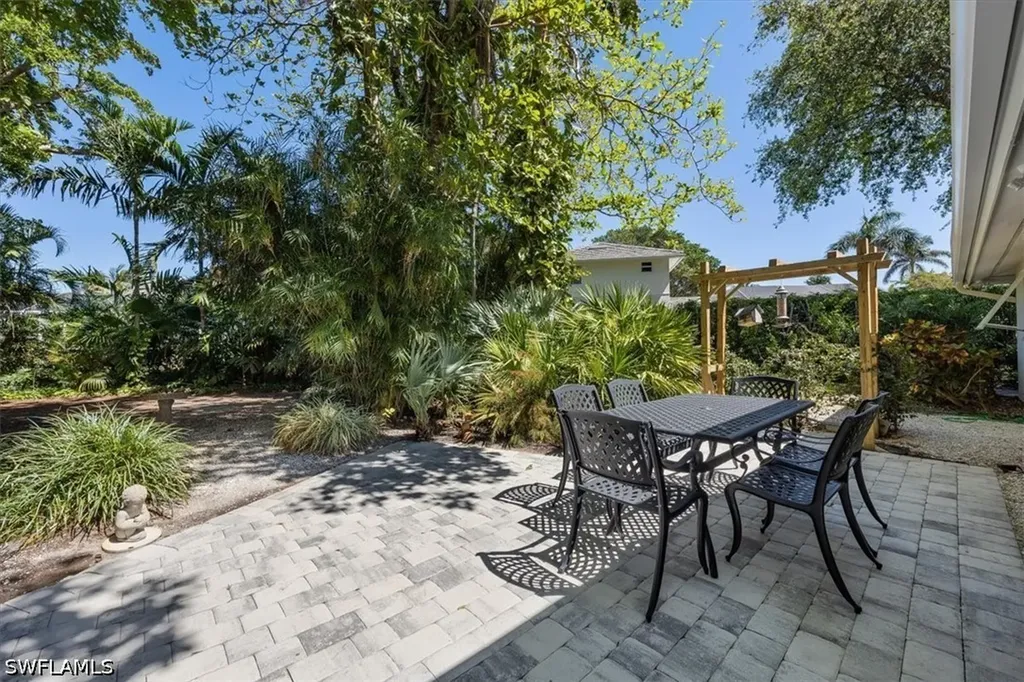 587 Parkwood Lane Naples FL 34103