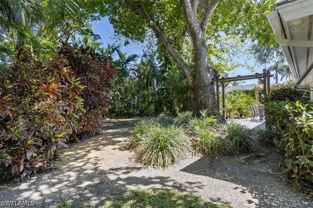 587 Parkwood Lane Naples FL 34103