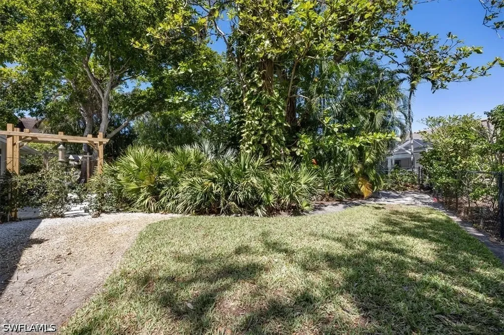 587 Parkwood Lane Naples FL 34103