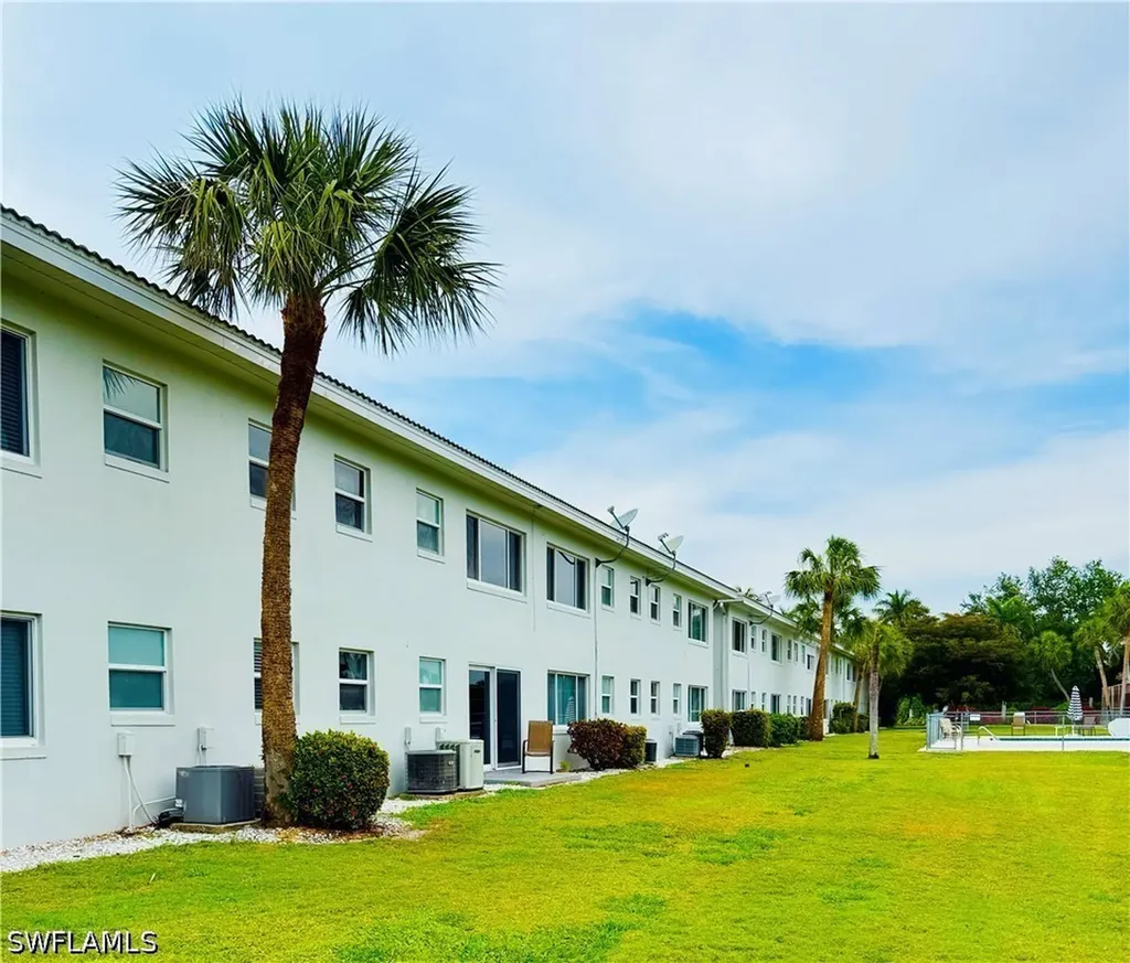 3250 10th Street N Naples FL 34103