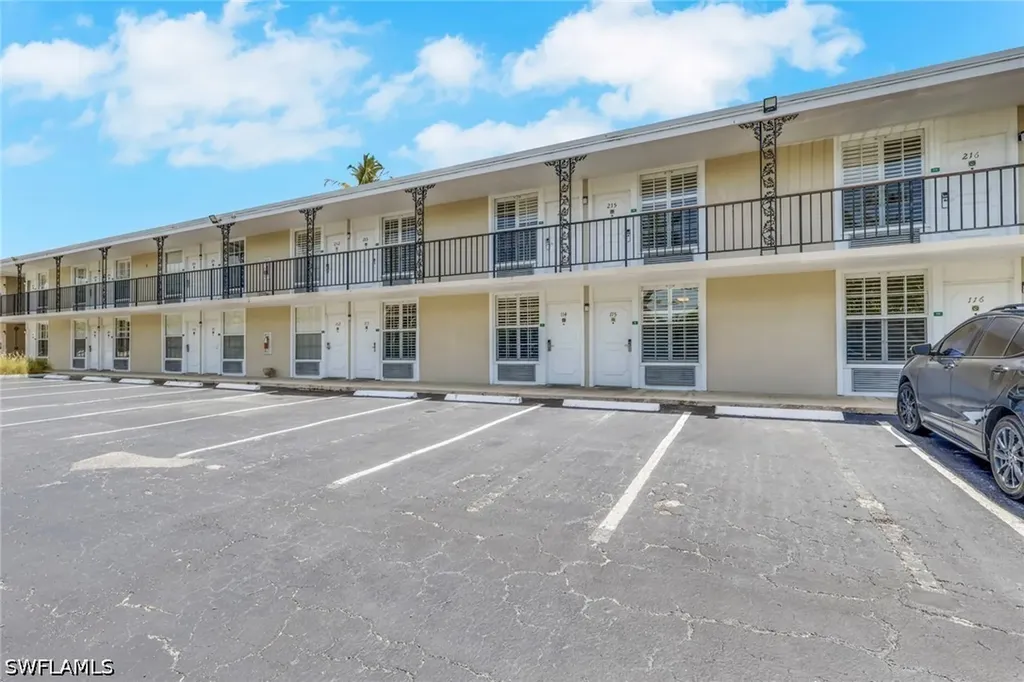 2555 Tamiami Trail N Naples FL 34103