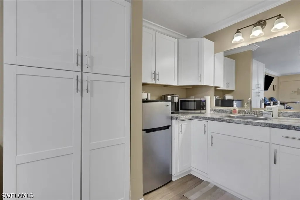 2555 Tamiami Trail N Naples FL 34103