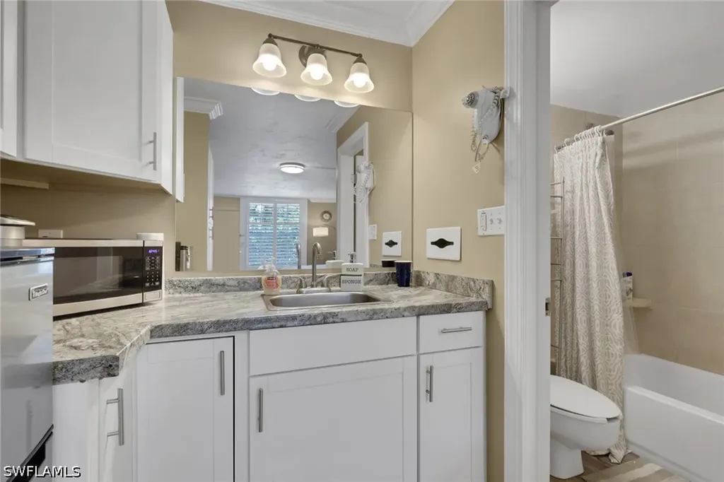 2555 Tamiami Trail N Naples FL 34103