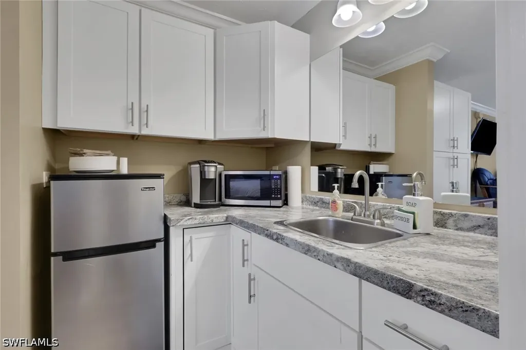 2555 Tamiami Trail N Naples FL 34103