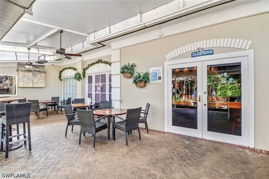 2555 Tamiami Trail N Naples FL 34103