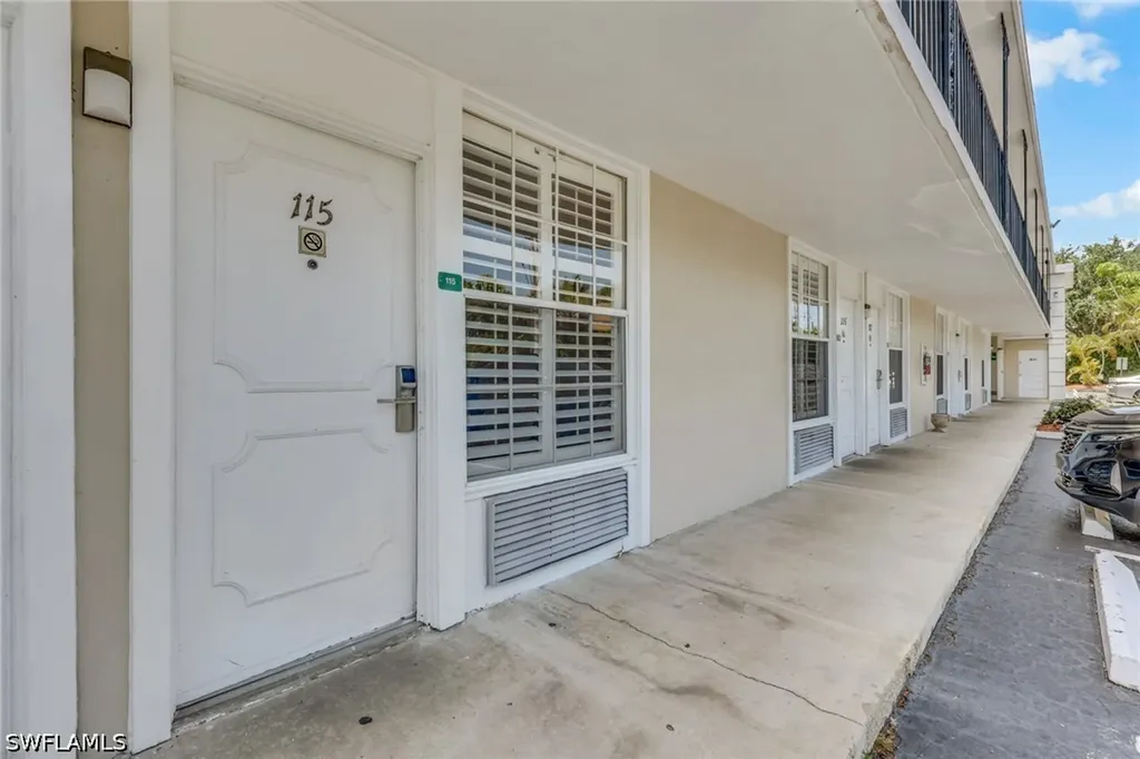 2555 Tamiami Trail N Naples FL 34103