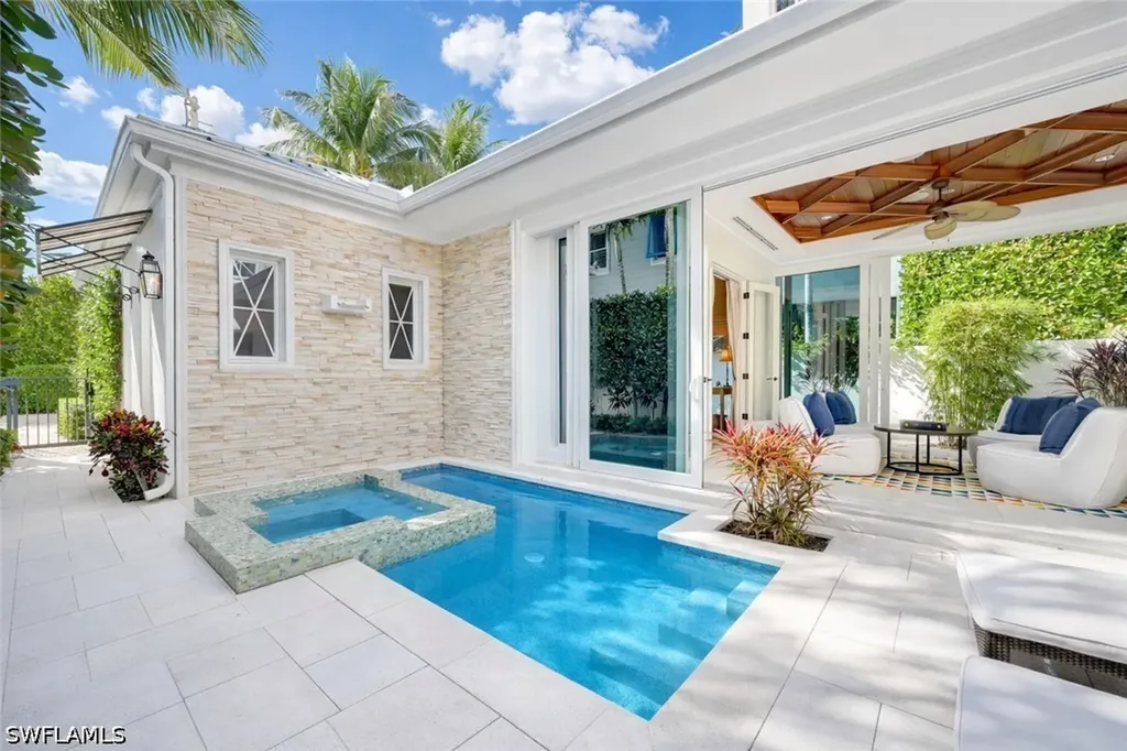 42 6th Street S Naples FL 34102