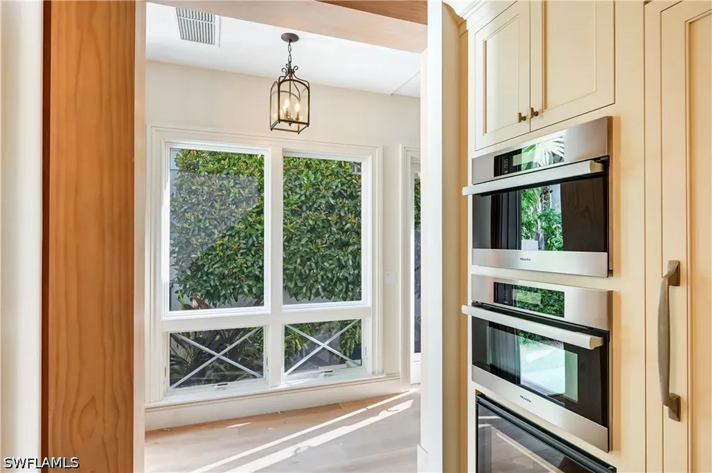 42 6th Street S Naples FL 34102