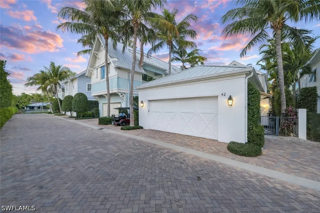 42 6th Street S Naples FL 34102