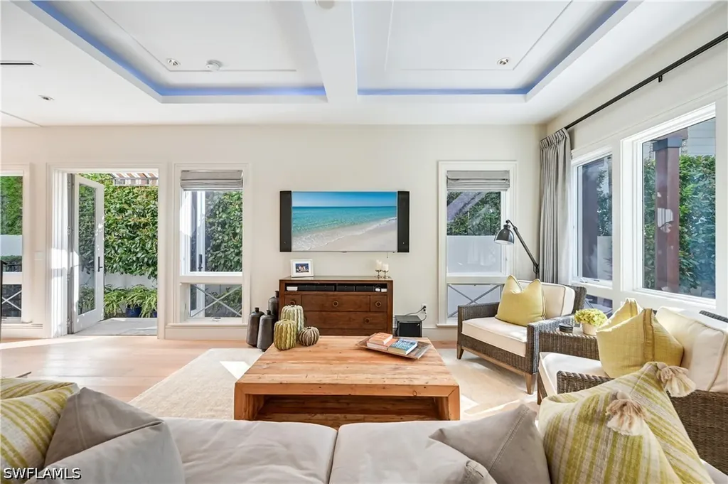42 6th Street S Naples FL 34102