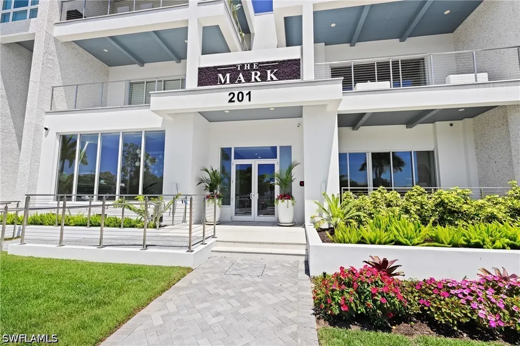 201 8th Street S Naples FL 34102