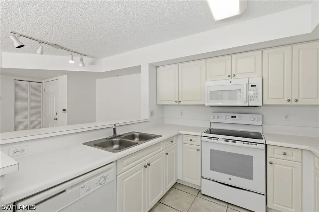 1260 Wildwood Lakes Boulevard Naples FL 34104