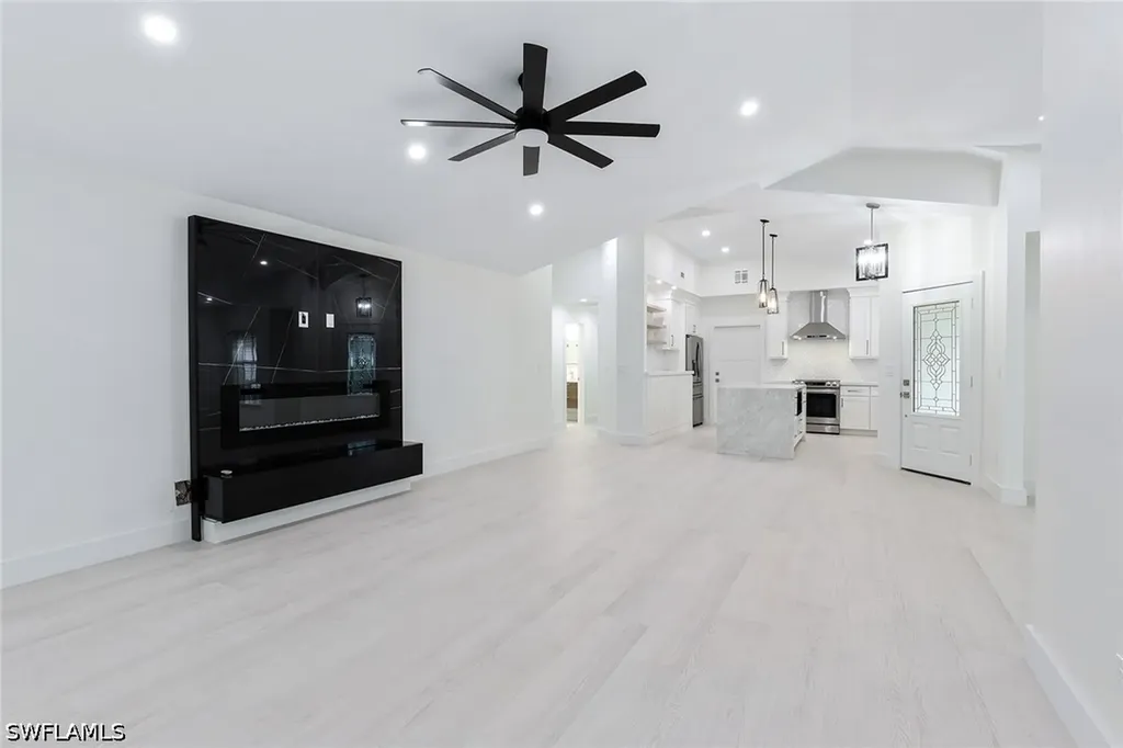 116 Fountain Circle Naples FL 34119