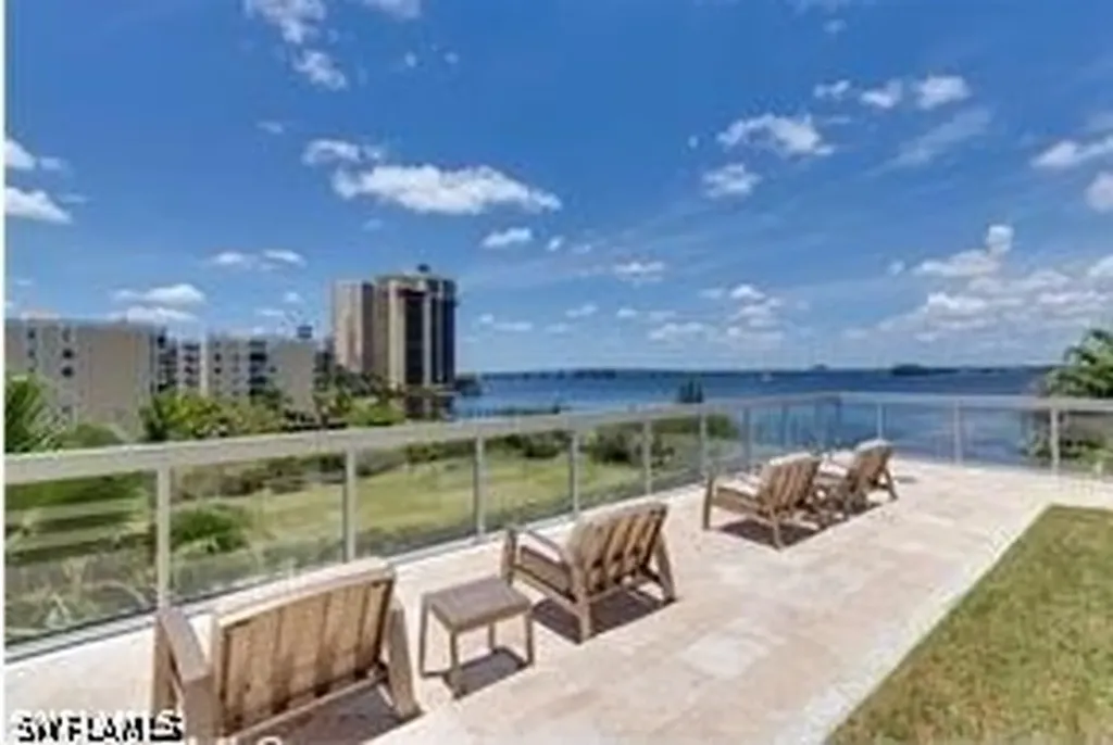3000 Oasis Grand Boulevard Fort Myers FL 33916