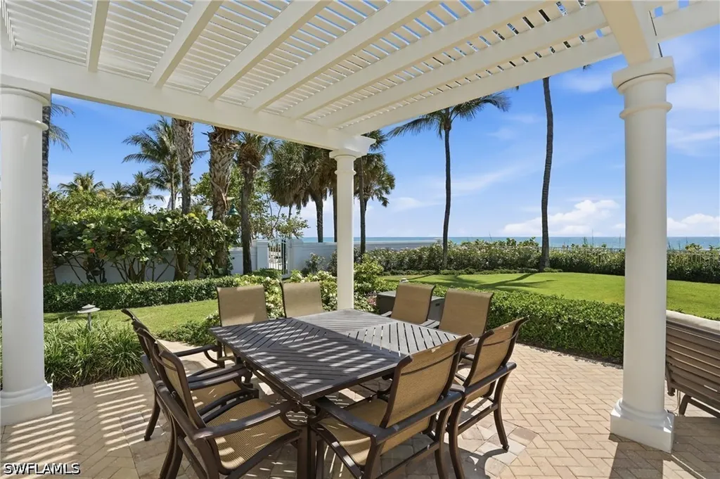 23 6th Avenue N Naples FL 34102