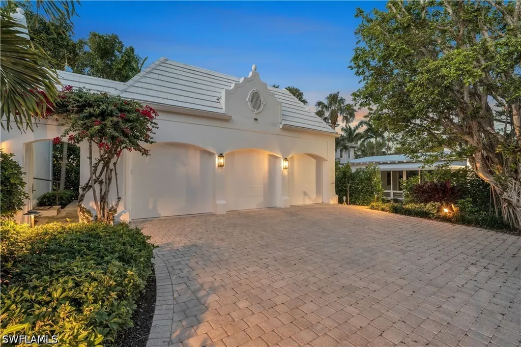 23 6th Avenue N Naples FL 34102