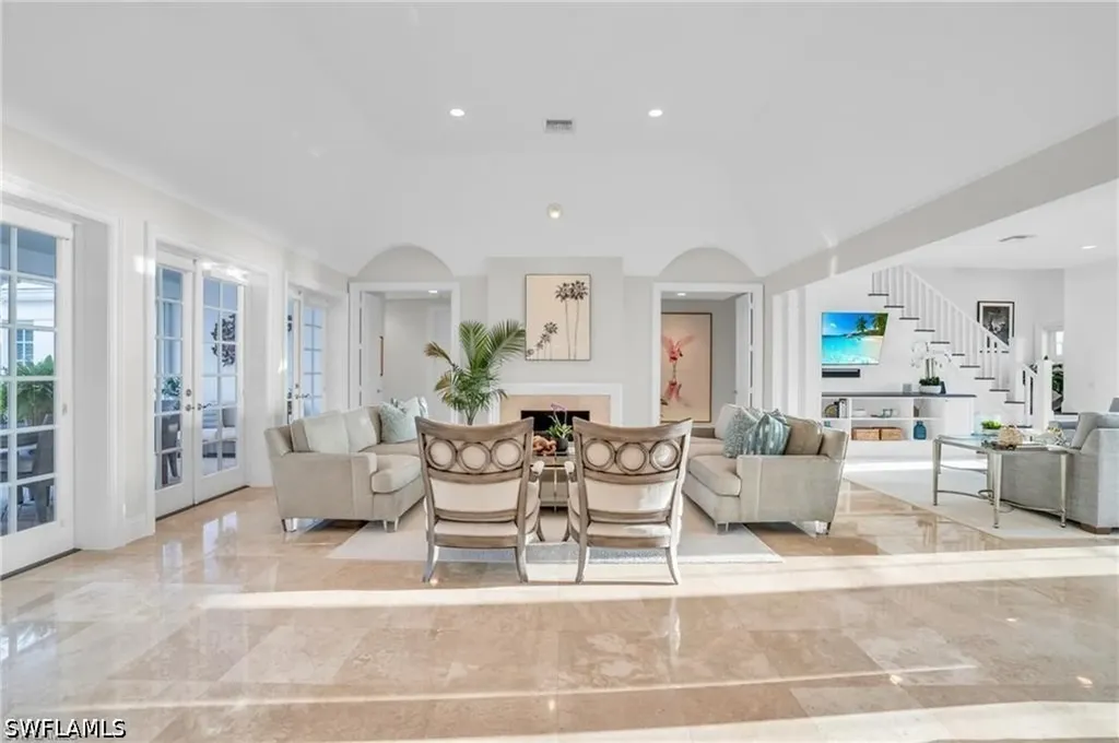 23 6th Avenue N Naples FL 34102