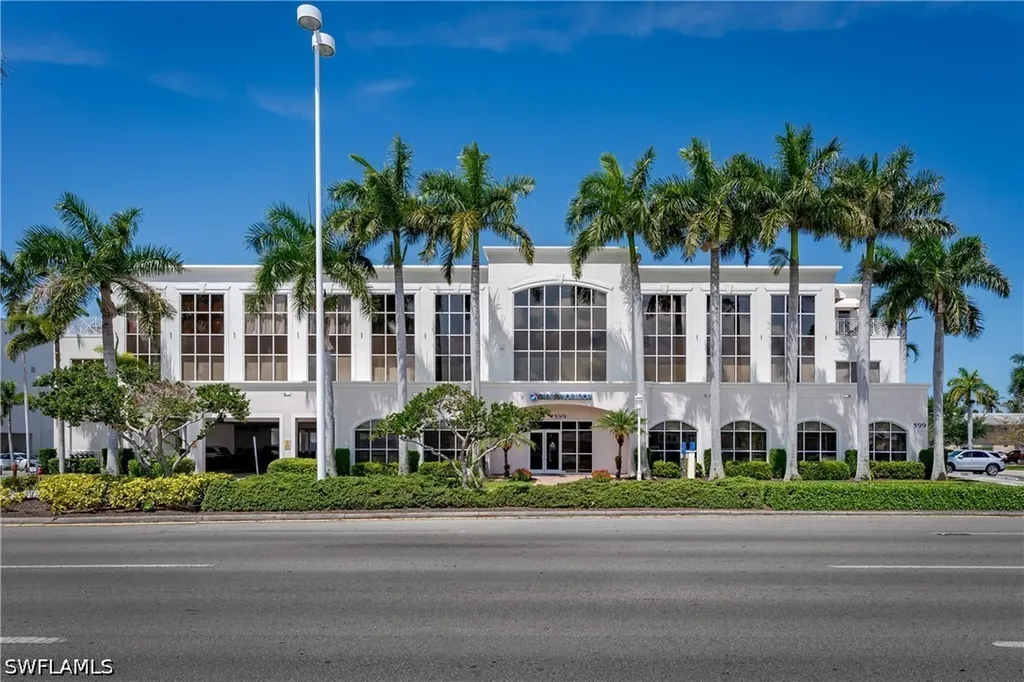 599 Tamiami Trail N Naples FL 34102