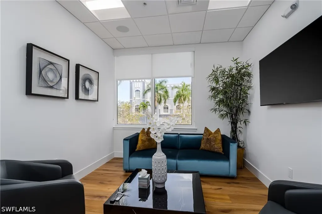 599 Tamiami Trail N Naples FL 34102