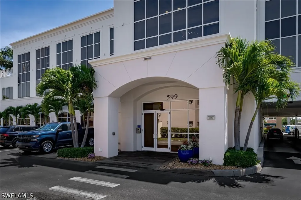 599 Tamiami Trail N Naples FL 34102