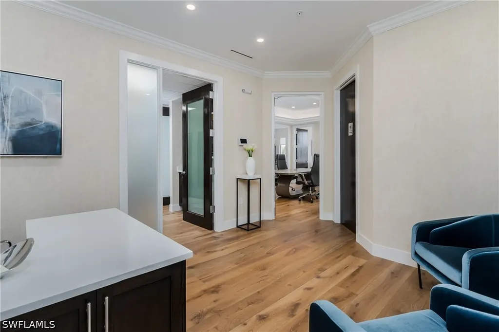 599 Tamiami Trail N Naples FL 34102