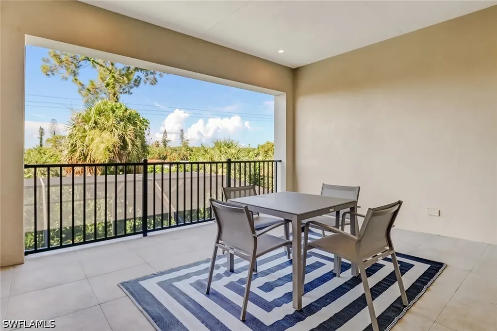 2875 Coco Lakes Drive Naples FL 34105
