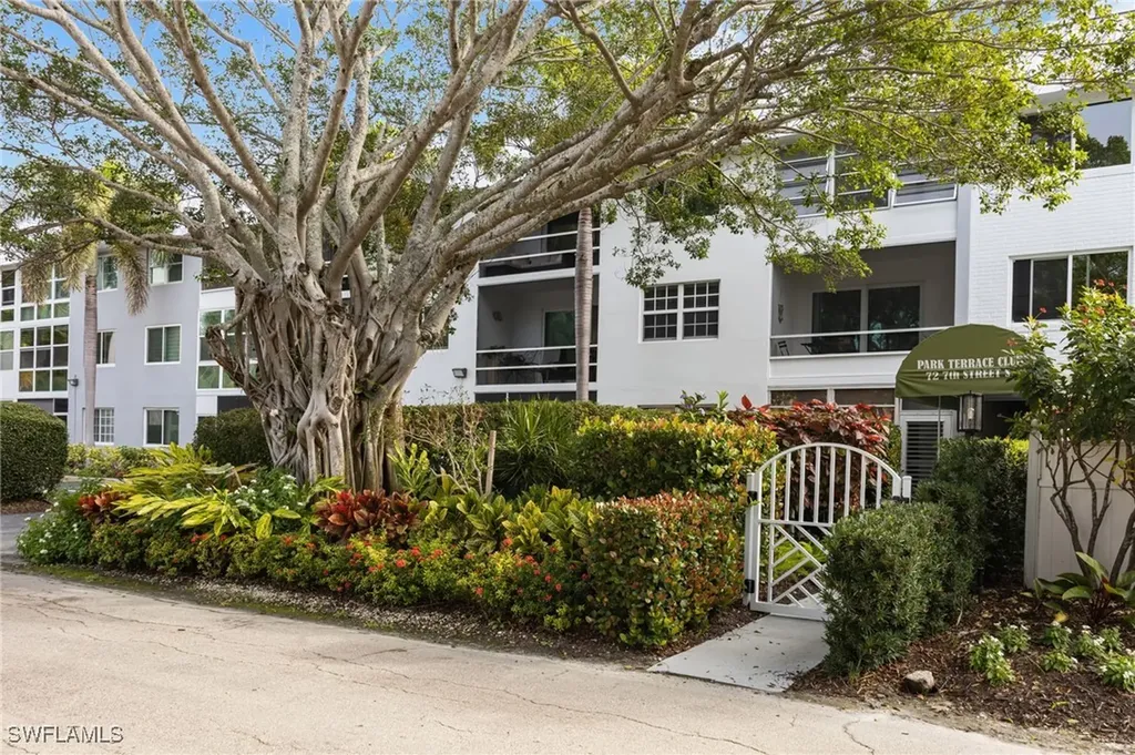 72 7th Street S Naples FL 34102