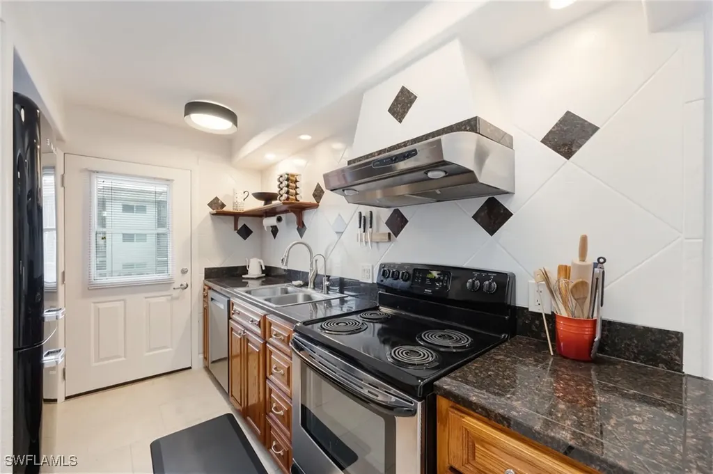 72 7th Street S Naples FL 34102