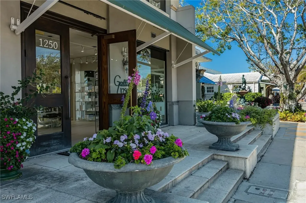 72 7th Street S Naples FL 34102