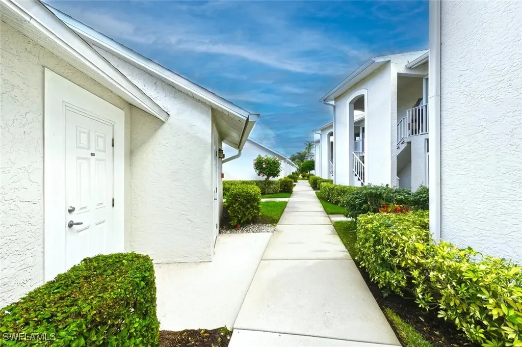 470 Country Hollow Court Naples FL 34104