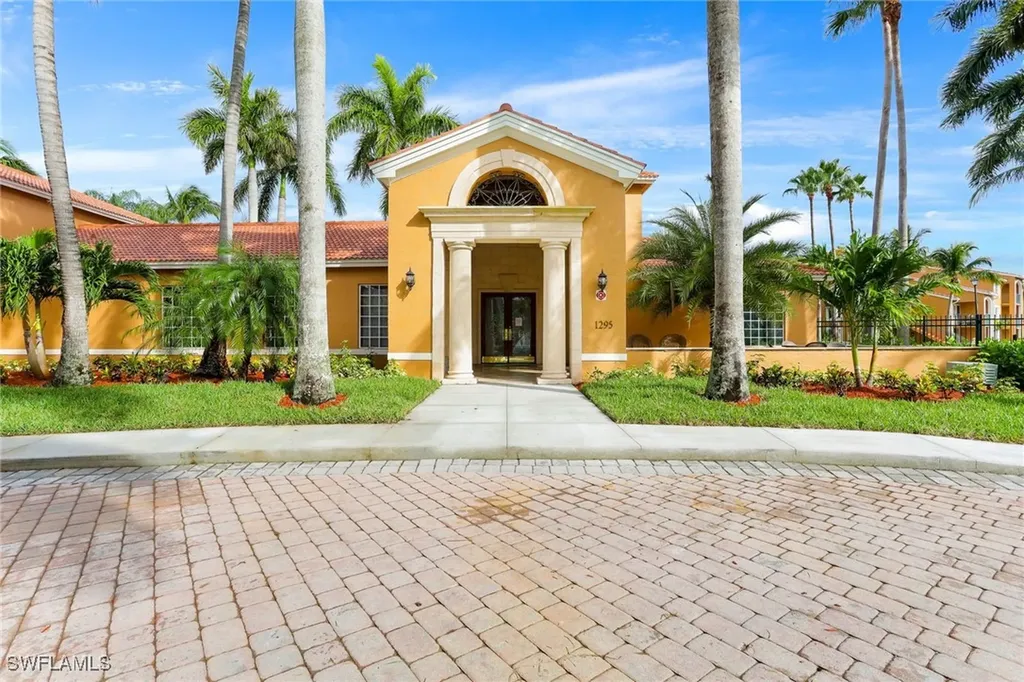 1260 Wildwood Lakes Boulevard Naples FL 34104